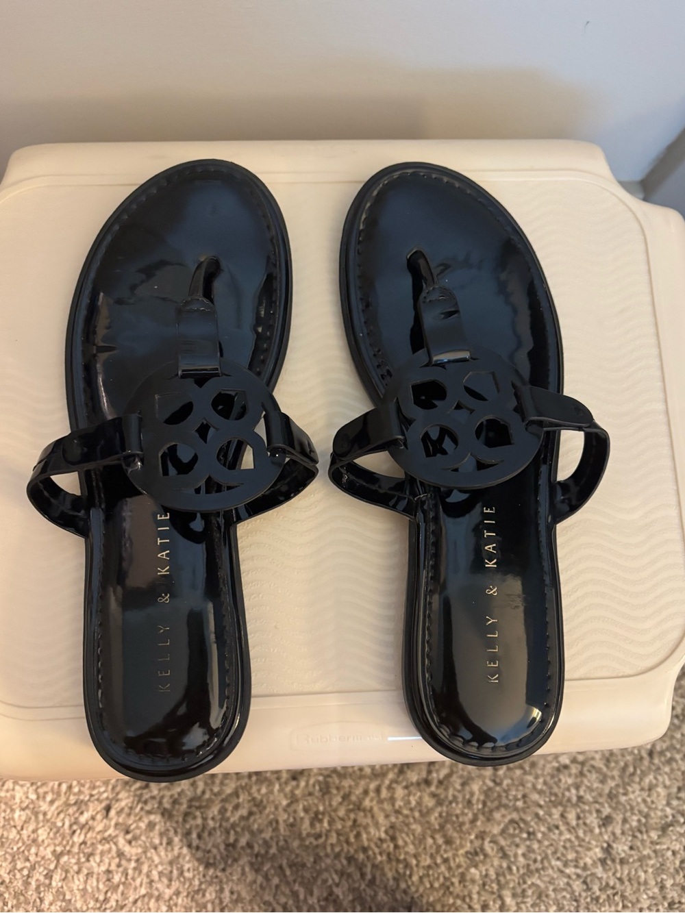 Kelly & Katie Black Patent Logo Thong Sandals 6.5
